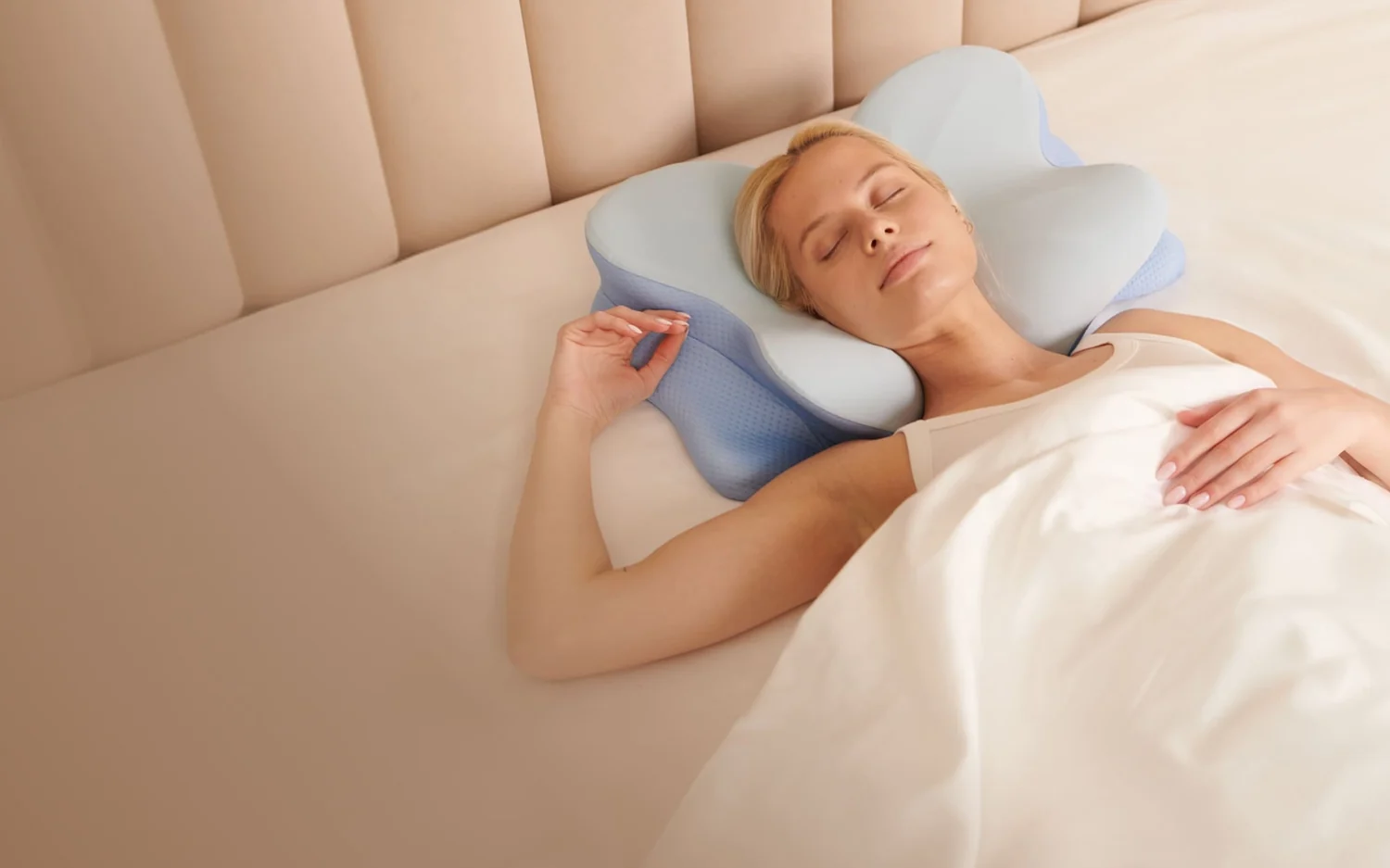 Woman asleep on a Derila Ergo pillow at the correct head height